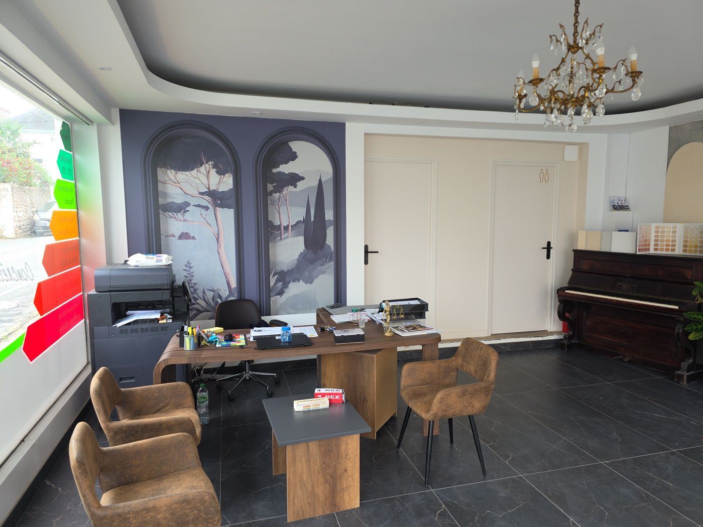 Bureau d'accueil de l'agence STB avec fresque murale et fauteuils