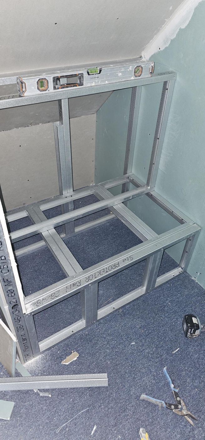 Banc sous combles en placo, Ossature