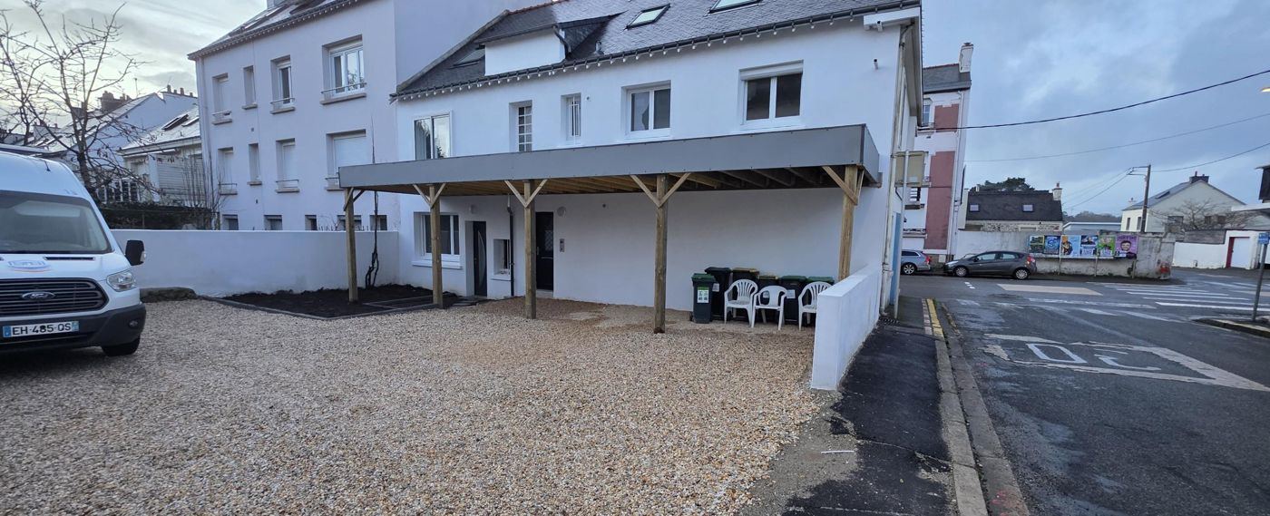 Carport, façade et cour