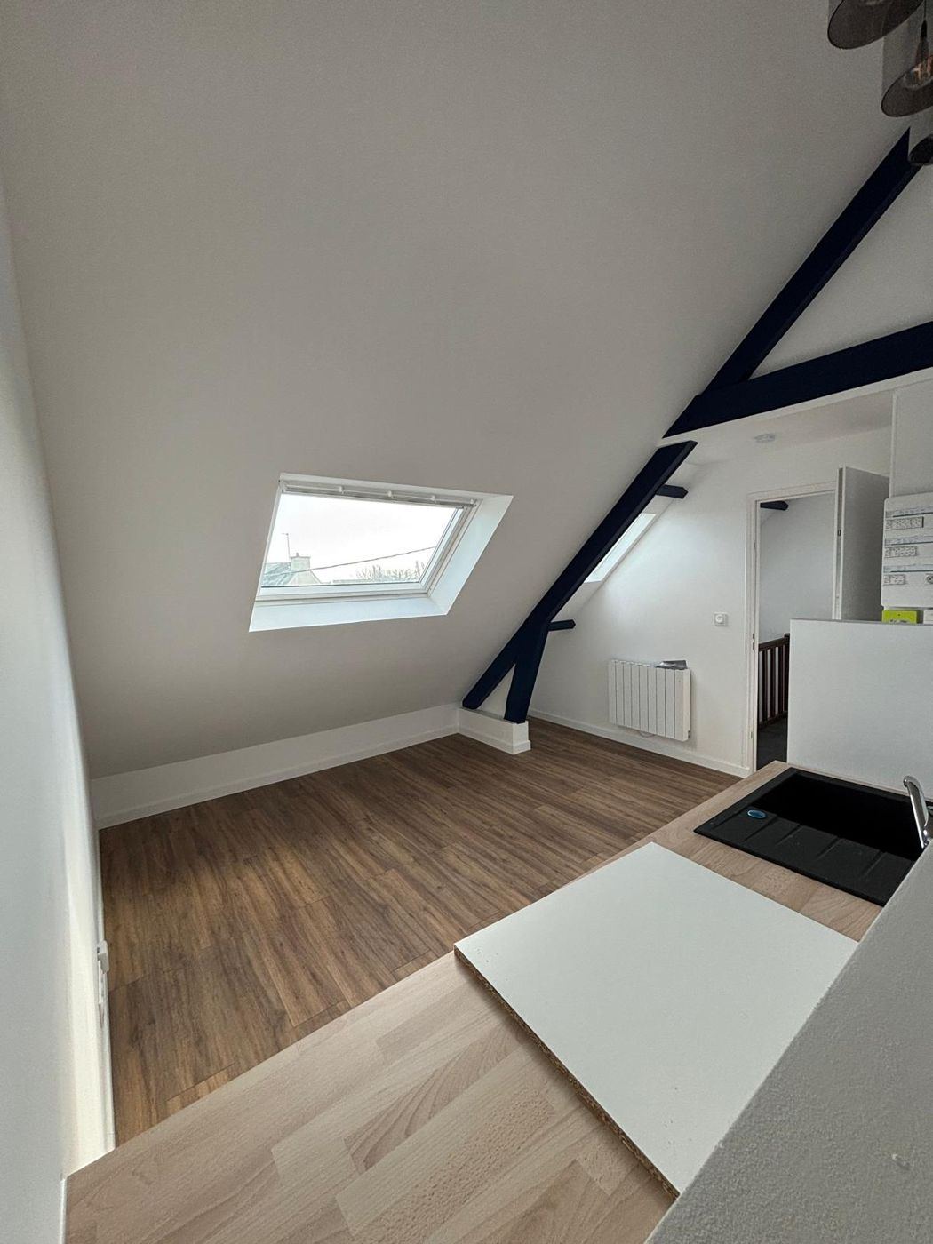 Séjour sous combles avec fenêtre de toit et parquet