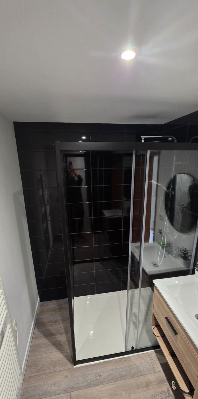 Salle de bain, carrelage noir