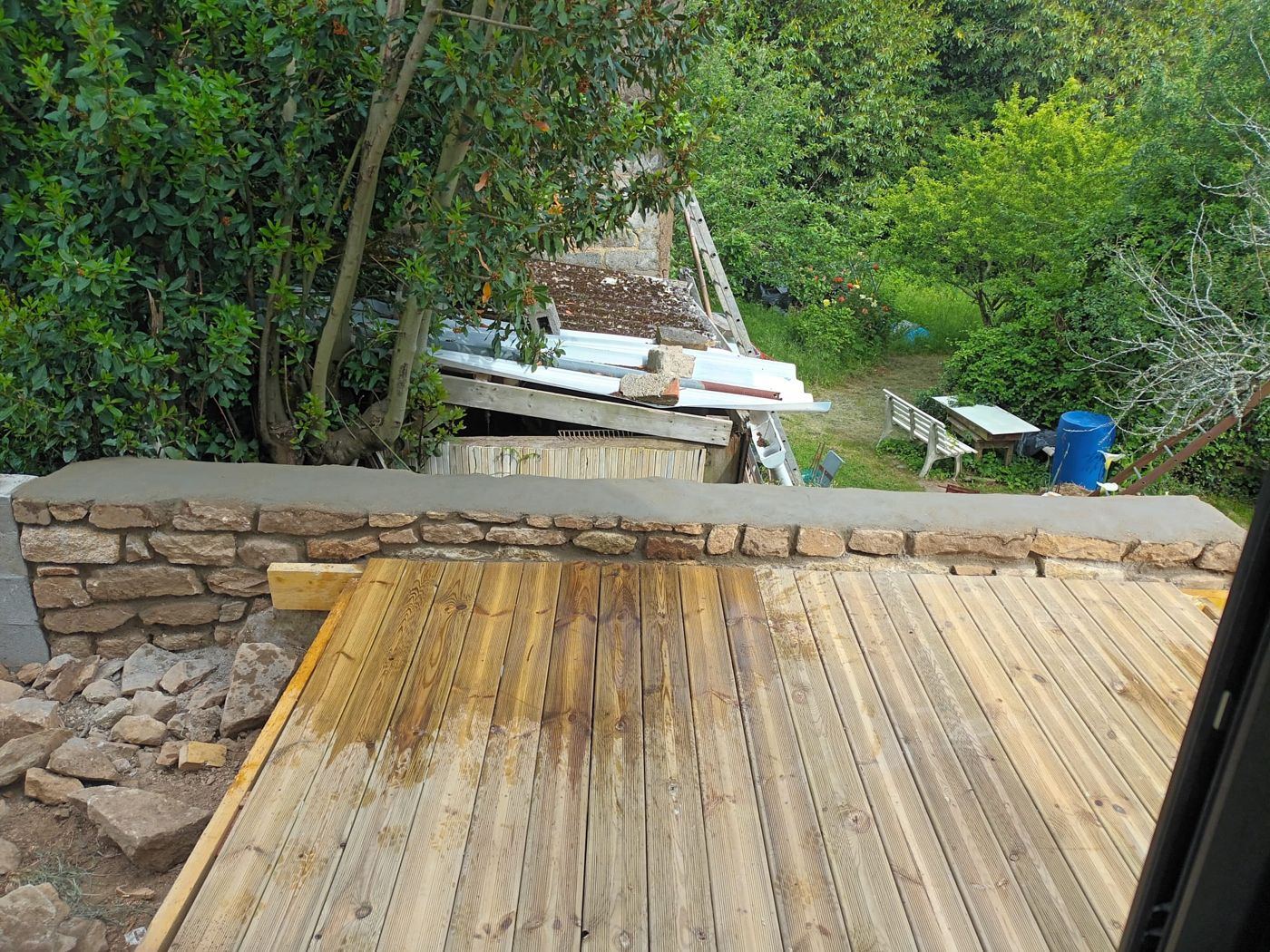 Muret en pierre et terrasse bois, Après