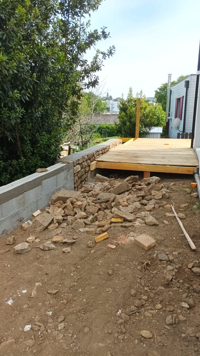 Muret en pierre et terrasse bois, Pendant