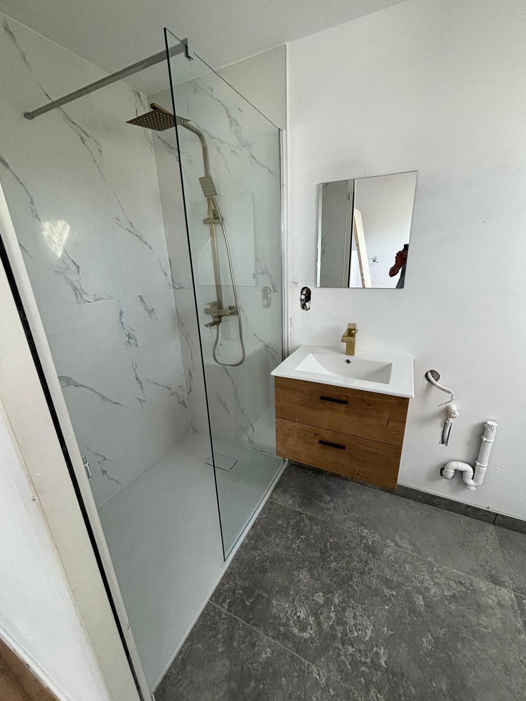 Salle d’eau avec douche à l’italienne, Pendant