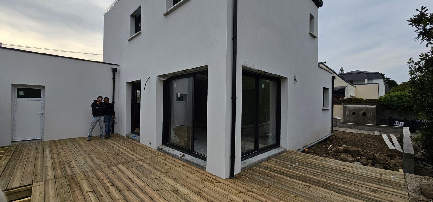 Terrasse bois autour d’une maison neuve
